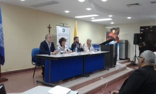 EL DECANO DE LA FACULTAD DE FILOSOFIA, JOSE ANTONIO GALEANO, LA PRESIDENTA DE LA ACADEMIA PARAGUAYA DE LA HISTORIA MARY MONTE DE LOPEZ MOREIRA, VLADIMIR VELAZQUEZ DE LA SECRETARIA NACIONAL DE CULTURA Y LA PROFESORA BEATRIZ GONZALEZ DE BOSIO